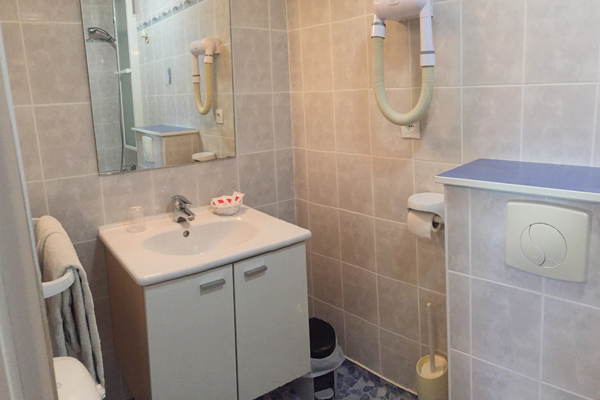 salle de bains hotel à Pulversheim